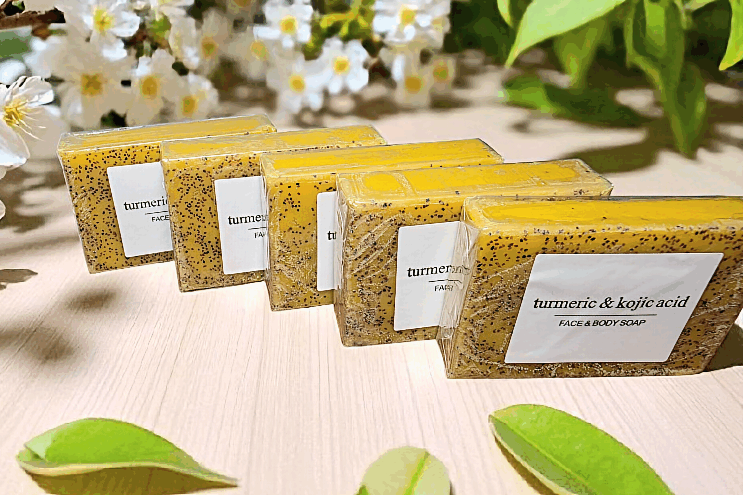SAVON EXFOLIANT A L’ACIDE KOJIC, TURMERIC ET LEMON – Image 2